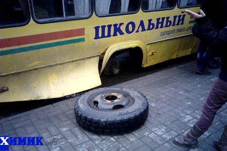 В центре Полоцка автобус потерял колесо